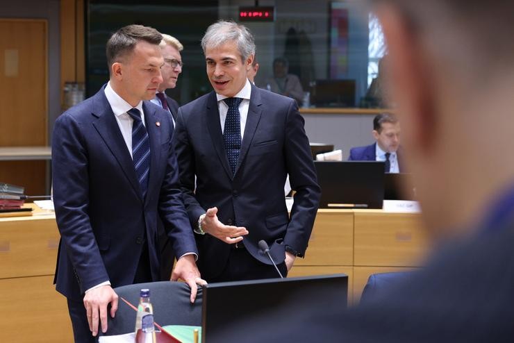 O ministro de Asuntos Europeos de Polonia, Adam Szlapka, xunto ao secretario de Estado de España para a UE, Fernando Sampedro, este martes en Bruxelas.. ALEXANDROS MICHAILIDIS - COMISIÓN EUROPEA 