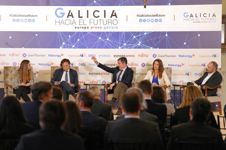 A conselleira-directora de Europa Press, Candelas Martín de Cabiedes; o socio de Gran Thornton Borja Ríos; o conselleiro de Educación, Román Rodríguez; directora de Sector Público de Fujitsu, Patricia Úrbez; e o xeneral counsel de DIGI, Ignacio Ferreiros.. ÁLVARO BALLESTEROS - EUROPA PRESS 