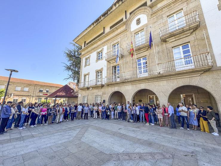 A Praza do Concello de Verín, en Ourense, foi este luns escenario dunha concentración multitudinaria de repulsa tras o intento de feminicidio rexistrado o pasado fin de semana no municipio,. CONCELLO DE VERÍN 