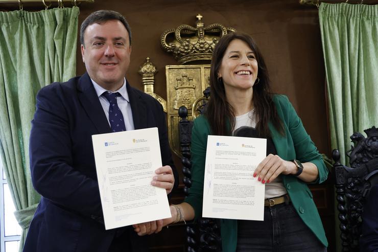 O acalde das Pontes, Valentín González Formoso,e a conselleira de Vivenda, María Martínez Allegue, asinan o acordo para a adhesión da localidade ao programa da Xunta. XUNTA 