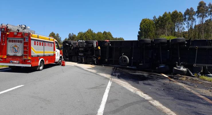 Retencións na A-6, en Aranga (A Coruña), ao envorcar un camión que transportaba 40 toneladas de cervexa. CONSORCIO BOMBEIROS 