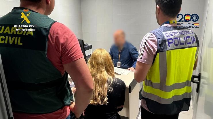 Desarticulado un grupo criminal dedicado a estafar mediante a replicación de cartóns bancarios virtuais, con 5 detidos e 7 investigados na Coruña.. GARDA CIVIL/POLICÍA NACIONAL / Europa Press