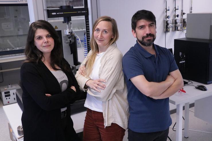 Os investigadores Belén Montero, Anja Schmidt e Danny Moncada. UDC / Europa Press