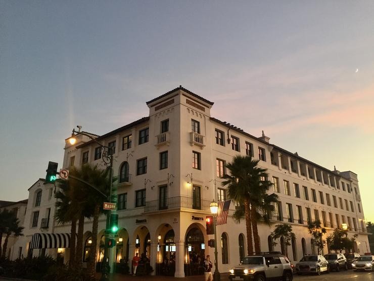 A esquina do Finney's no centro de Santa Barbara