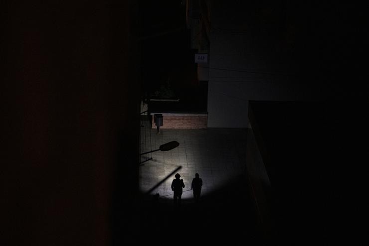 As rúas da cidade sen luz durante o apagamento, a 28 de abril de 2025, en Vigo 