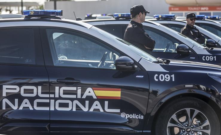 Arquivo - Varios Axentes da Policía Nacional durante a incorporación de 21 vehículos uniformados tipo SUV, modelo Ford Kuga Híbrido, na Chaira Antonio Ferrandis do Paseo de Neptuno, a 2 de novembro de 2023, en Valencia, Comunidade Valenciana (E. Rober Solsona - Europa Press - Arquivo / Europa Press