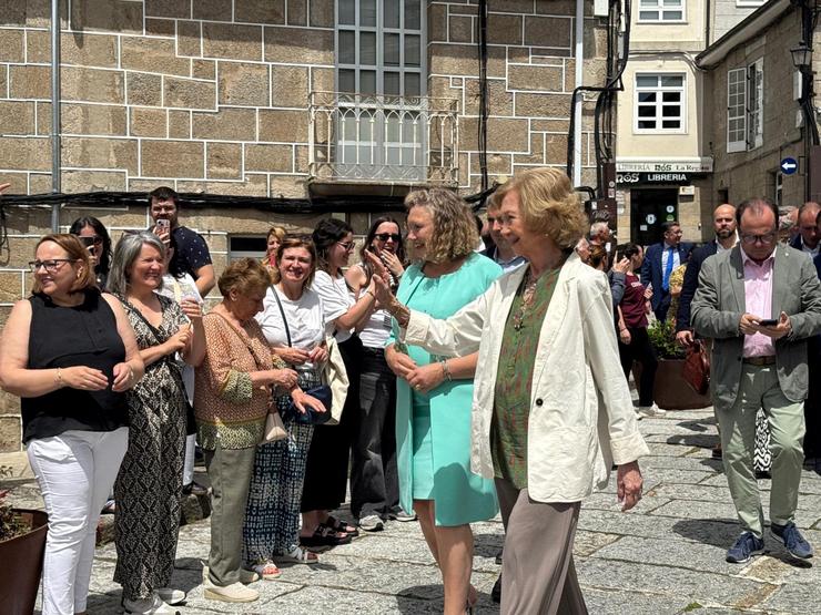 A raíña Sofía visita o municipio ourensán de Castro Caldelas (Ourense), a 30 de maio de 2025. 