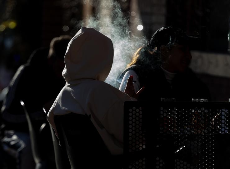 Arquivo - Unha persoa fumando nunha terraza, a 27 de decembro de 2023, en Madrid (España). (Foto de arquivo).. Eduardo Parra - Europa Press - Arquivo / Europa Press