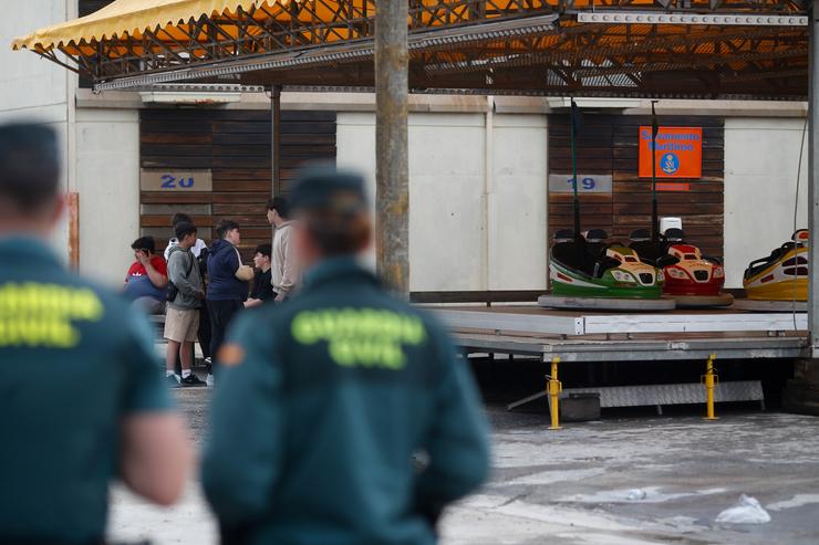 Varios axentes da Garda Civil vixían a zona onde ocorreu o suceso, a 30 de maio de 2025, en Burela, Lugo, Galicia (España). Un oito persoas resultaron feridas nun atropelo múltiple rexistrado durante a celebración das festas pat. Carlos Castro - Europa Press