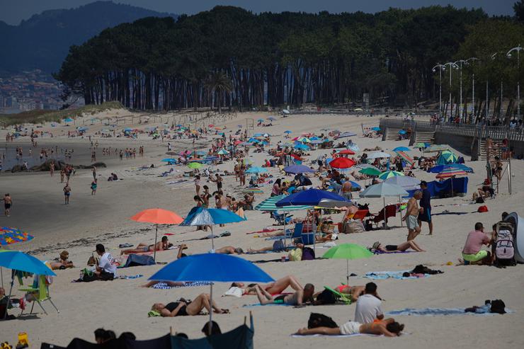 Decenas de persoas na praia de Samil, a 31 de maio de 2025, en Vigo, Pontevedra, Galicia (España).. Adrián Irago - Europa Press 