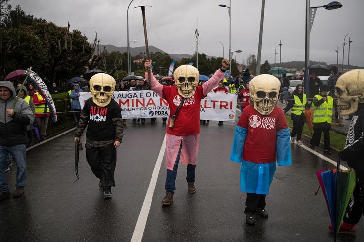 Arquivo - Varias persoas durante unha nova manifestación contra Altri 