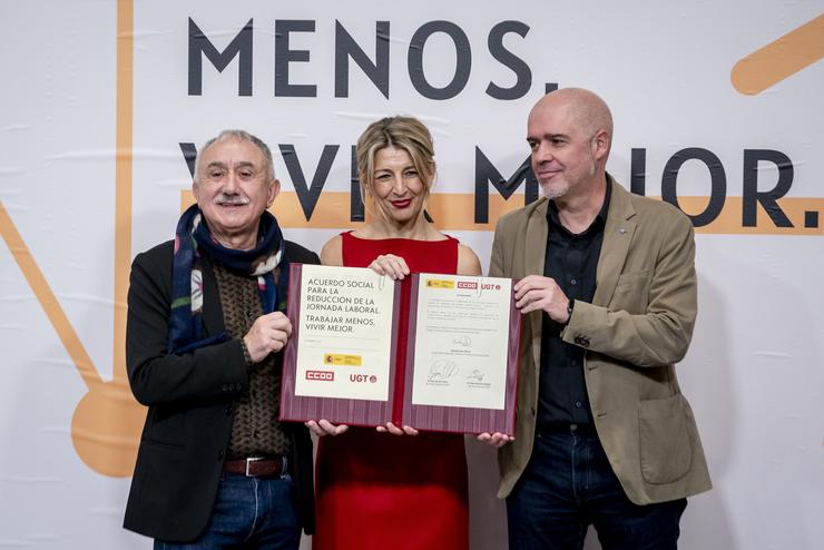 De esquerda a dereitaO secretario xeral de UXT, Pepe Álvarez; a vicepresidenta segunda e ministra de Traballo e Economía Social, Yolanda Díaz, e o secretario xeral de CCOO, Unai Sordo, pousan tras a firma do acordo para a redución da xornada labor 