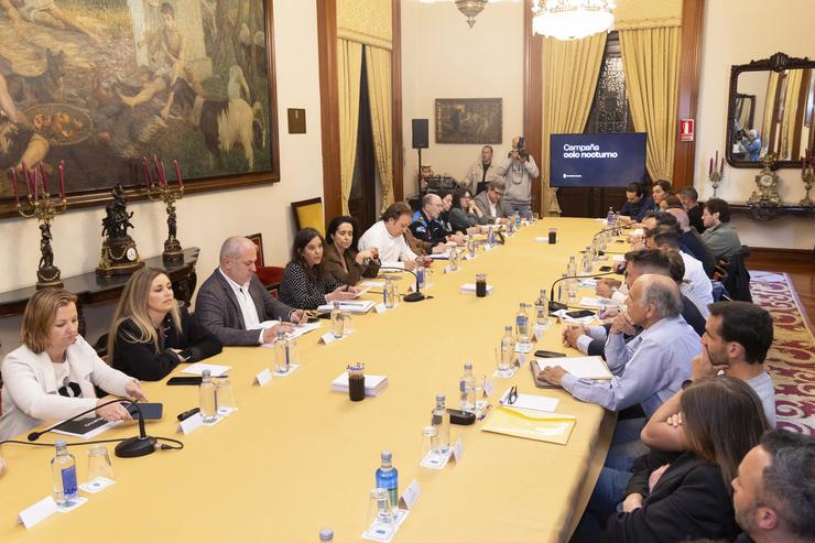 Reunión no Concello da Coruña entre representantes municipais, do sector da hostalaría e veciños. ANDY PÉREZ / Europa Press