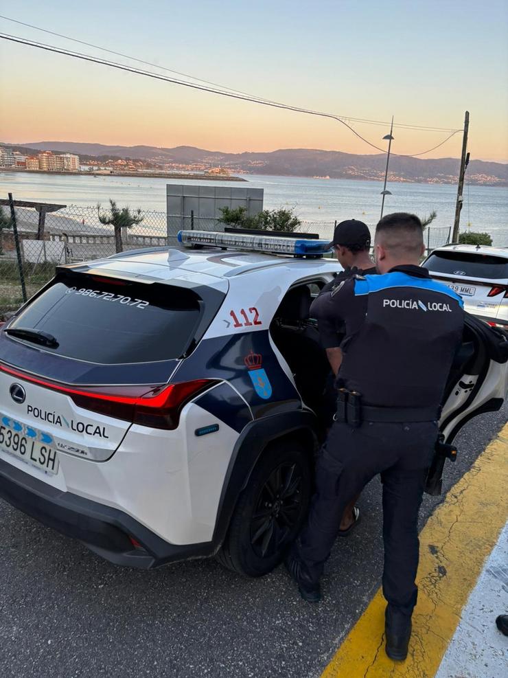 A Policía Local de Sanxenxo detén a un veciño de Portonovo de 20 anos tras entrar na propiedade doutro veciño e ameazalo de morte cunha navalla.. CONCELLO DE SANXENXO 