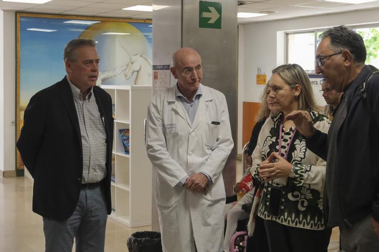 O conselleiro de Sanidade, Antonio Gómez Caamaño, confirma que xa se recolocaron dous do catro plantas do Hospital Materno Infantil de Ourense. XUNTA 