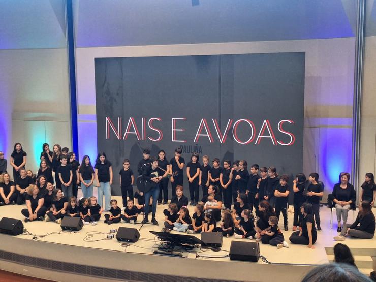 Participantes no concurso Escolar de Cancións en Lingua de Signos "Cantamos coas mans" / Inés A.F.