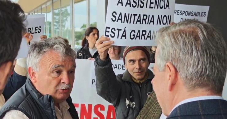 O conselleiro de Sanidade, Antonio Gómez Caamaño, é recibido con berros de 'corrupción' e 'dimisión' na súa visita ao Hospital da Mariña. A 9 de maio de 2025 