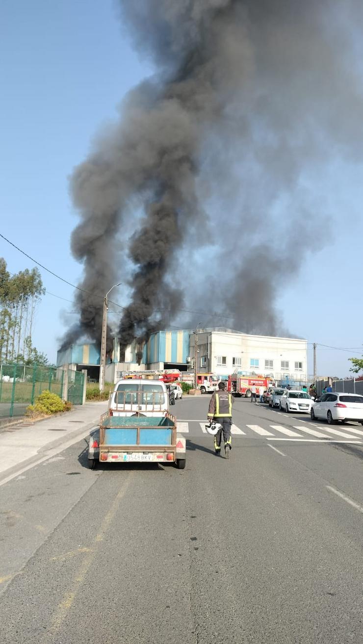 Imaxe do incendio na planta de reciclaxe.BOMBEIROS DE ORDES / Europa Press