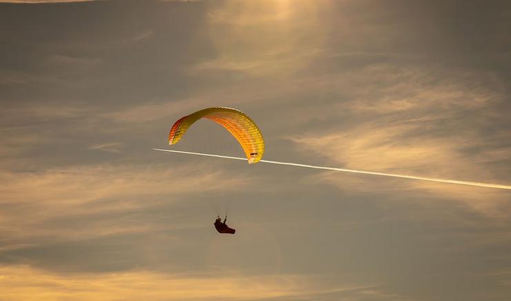 Deportista practicando parapente nunha imaxe de arquivo. EMERXENCIAS 112 