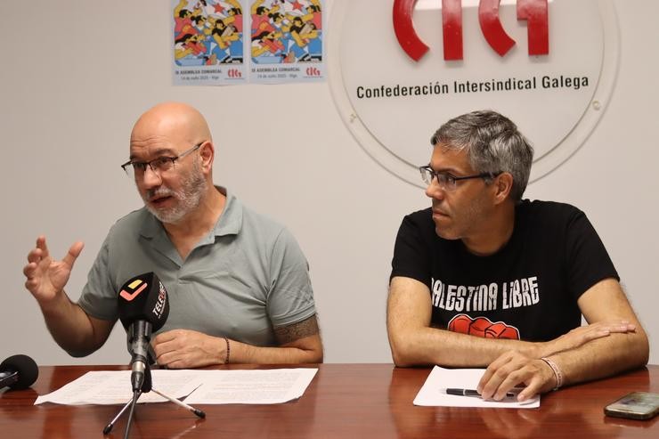 O secretario comarcal de CIG Vigo, Alberto Gonçalves (esquerda), e o secretario de organización de CIG Vigo, Anxo Igrexas, presentan o IX Asemblea Comarcal do sindicato. CIG VIGO 