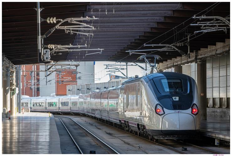 AVE de Renfe cun tren da serie 106 (Avril). RENFE / Europa Press