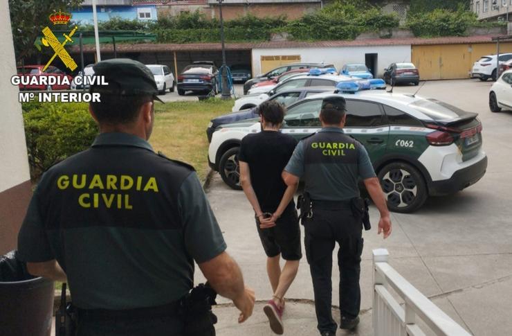 A Garda Civil detén en Ponteareas a un veciño como suposto autor dun delito de lesións e outro de ameazas con arma branca 