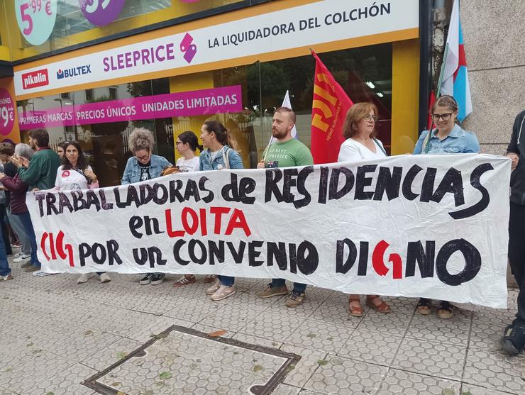 Protesta fronte ao Parlamento polo convenio de residencias privadas / Europa Press