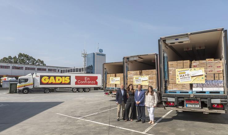 A directora de Mercadotecnia e RSC de GADISA Retail, Melisa Pagliaro, o director de Comunicación, José Luís Fernández Astray e a coordinadora de RSC, Lucía Santos, nunha entrega simbólica. GADIS 