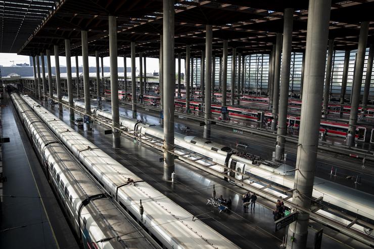 Arquivo - Plataforma cun AVE na estación de Atocha-Almudena Grandes, a 29 de abril de 2025, en Madrid (España). España volve paulatinamente á normalidade tras o apagamento eléctrico que sufriu onte ás 12.30 horas da mañá e que arrasou tamén a Por. A. Pérez Meca - Europa Press - Arquivo 