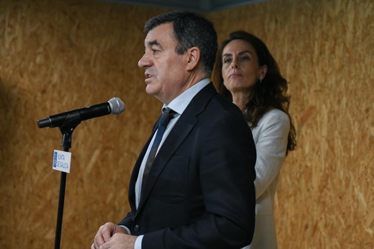 O conselleiro de Educación, Román Rodríguez, xunto á directora xeral de Ordenación e Innovación Educativa, Judith Fernández.. Xunta de Galicia 