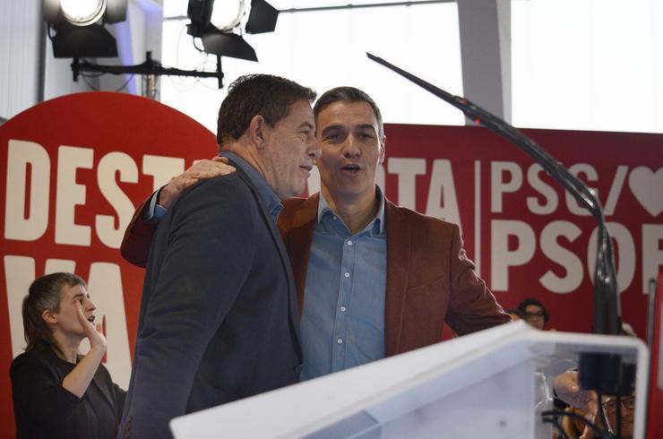 Arquivo - O candidato do Partido dos Socialistas de Galicia (PSdeG) á Presidencia da Xunta, José Ramón Gómez Besteiro (i), e o secretario xeral do PSOE e presidente do Goberno, Pedro Sánchez (d), durante un acto de campaña do PSdeG.. Rosa Veiga - Europa Press - Arquivo 