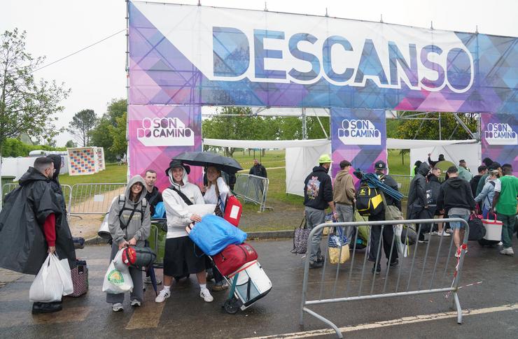 Varias persoas chegan á primeira xornada do festival de O Son do Camiño / Álvaro Ballesteros - Europa Press