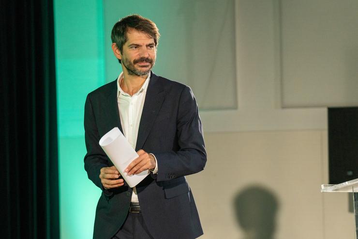O ministro de Cultura, Ernest Urtasun, durante a presentación institucional do X Atopo Cultura e Cidadanía, no Auditorio do Centro Galego de Arte, a 25 de setembro de 2024, en Santiago de Compostela. Álvaro Ballesteros 