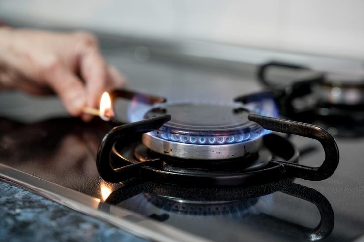 Unha persoa acende un lume de cociña de gas, a 28 de outubro de 2021, en Madrid (España).