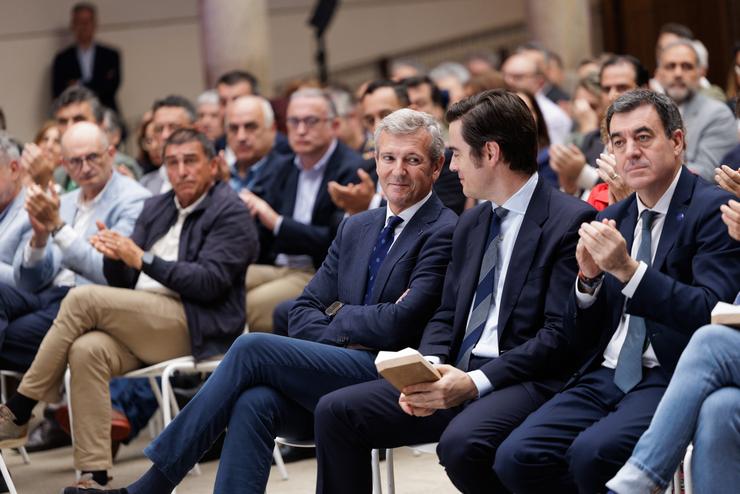 O presidente da Xunta, Alfonso Rueda, acompañado do conselleiro de Educación, Ciencia, Universidades e FP, Román Rodríguez, no  Foro dá FP Dual.. DAVID CABEZÓN @ XUNTA 