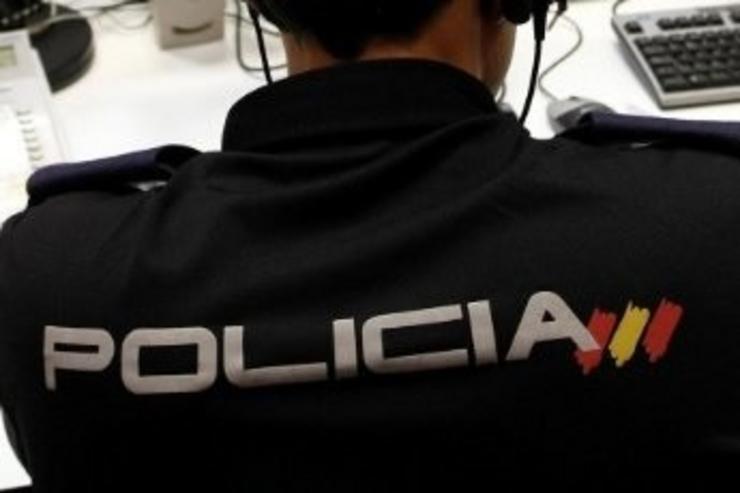 Arquivo - Un axente da Policía Nacional revisa un computador (Arquivo). POLICÍA NACIONAL - Arquivo 