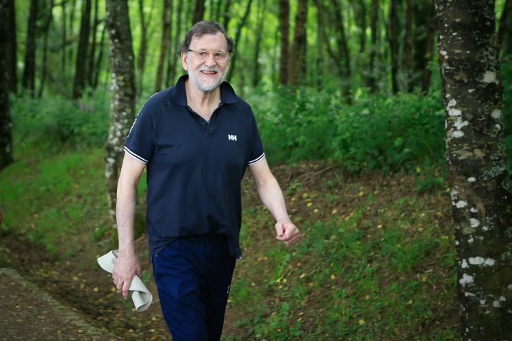 O expresidente do Goberno, Mariano Rajoy, durante unha etapa do Camiño de Santiago en Monterroso, Lugo, acompañado polo seu fillo, a 13 de xuño de 2025 