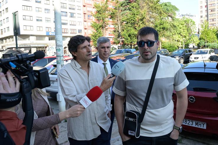 Un dos fillos da muller asasinada en Cabanas, na súa chegada á Audiencia Pronvincial da Coruña 