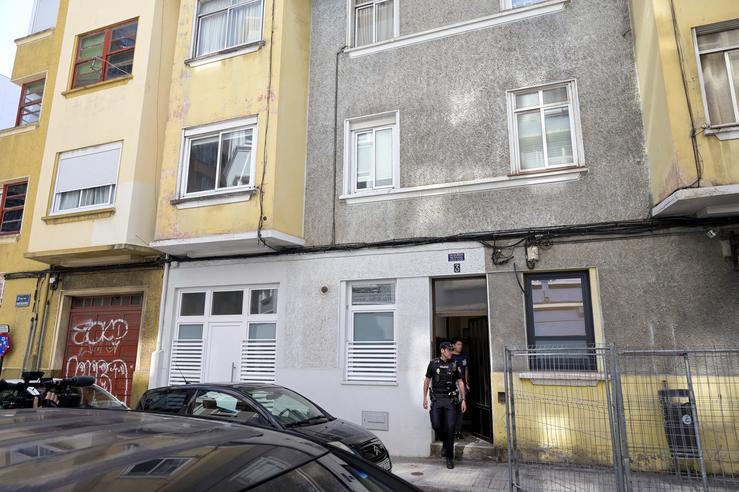 Dous axentes da Policía Nacional no lugar onde presuntamente mataron a unha muller na Coruña nun novo caso de violencia machista/ M. Dylan - Europa Press 