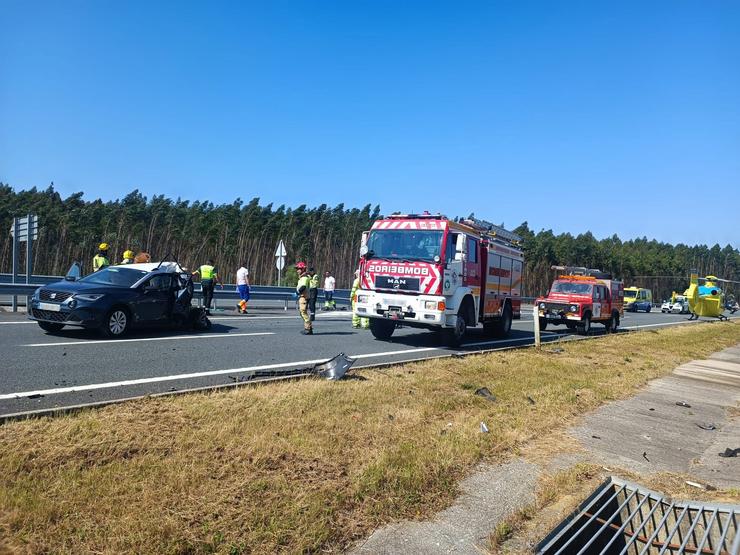 Accidente na A-54 no Pino (A Coruña), no que faleceu unha persoa e outras cinco resultaron feridas., a 16 de xuño de 2025. CONSORCIO CONTRA INCENDIOS E DE SALVAMENTO 