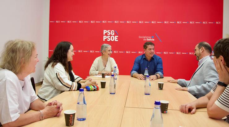 O presidente da RAG, Henrique Monteagudo, e o secretario xeral do PSdeG, José Ramón Gómez Besteiro, analizan posibles medidas para o impulso do uso do galego nas institucións / PSDEG