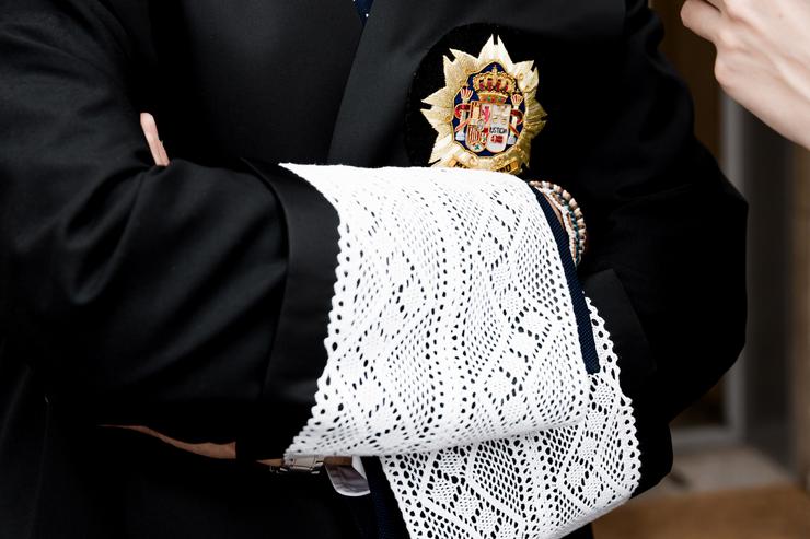 Un xuíz coa toga negra regulamentaria, durante un paro de dez minutos de asociacións de xuíces e fiscais, fronte aos Xulgados de Praza de Castela, a 11 de xuño de 2025, en Madrid (España). Carlos Luján -  