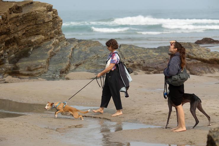 Varias persoas pasean durante a baixamar na praia das Catedrais, a 19 de setembro de 2024. Carlos Castro 
