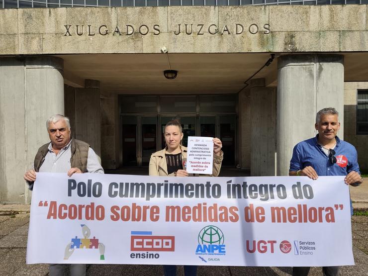 De esquerda a dereita: Xullo Díaz (ANPE), Sandra Montero (UGT) e Borja Campos (CCOO) na interposición da demanda contra a Xunta por 'incumprimentos' no acordo de cocientes 
