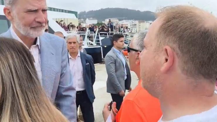 O rei Felipe VI fala co presidente do comité de empresa de Alcoa, José Antonio Zan / CAPTURA