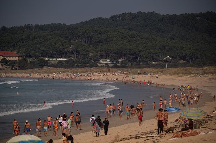 Bañistas na praia, a 8 de outubro de 2023, en Pontevedra, Galicia. Elena Fernández 