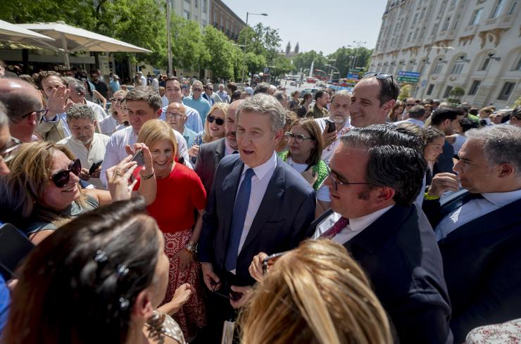 O presidente do PP, Alberto Núñez Feijóo e a presidenta da Federación Española de Municipios e Provincias (FEMP), María José García-Pelayo, durante unha concentración de alcaldes e presidentes de entidades locais ante o Congreso.. Alberto Ortega - Europa Press 