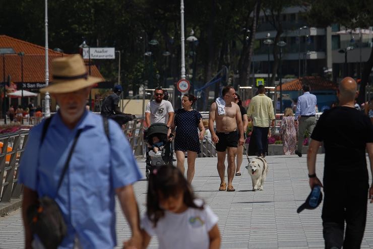 Varias persoas na praia de Samil, a 31 de maio de 2025, en Vigo, Pontevedra, Galicia (España).. Adrián Irago - Europa Press 
