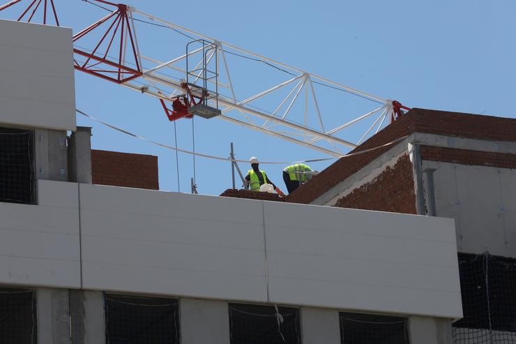 Arquivo - Dous obreiros traballan na construción dun edificio en Madrid (España), a 6 de xullo de 2020. O prezo medio da vivenda terminada (nova e usada) en España descendeu un 1,1% desde o inicio do estado de alarma, segundo o índice gener. Marta Fernández Xara - Europa Press - Arquivo 