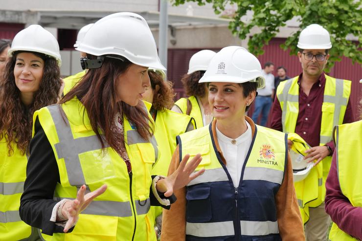 A ministra de Vivenda e Axenda Urbana, Isabel Rodríguez (d), e a conselleira de Vivenda e Planificación de Infraestruturas, María Martínez Allegue (i), durante unha visita a unha promoción de 24 vivendas destinadas ao aluguer alcanzable.. Álvaro Ballesteros - Europa Press 